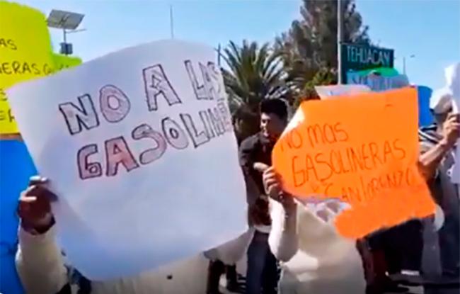 Bloquean acceso a Tehuacán; exigen cancelar permisos a gasolinera
