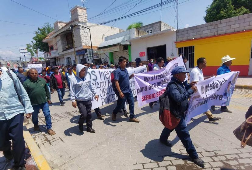 Logran acuerdos con comunidades de Ajalpan tras marcha pacífica