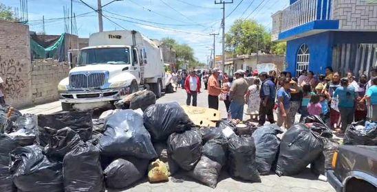 Bloquean habitantes de Coapan vialidad con basura por costo de recolección 