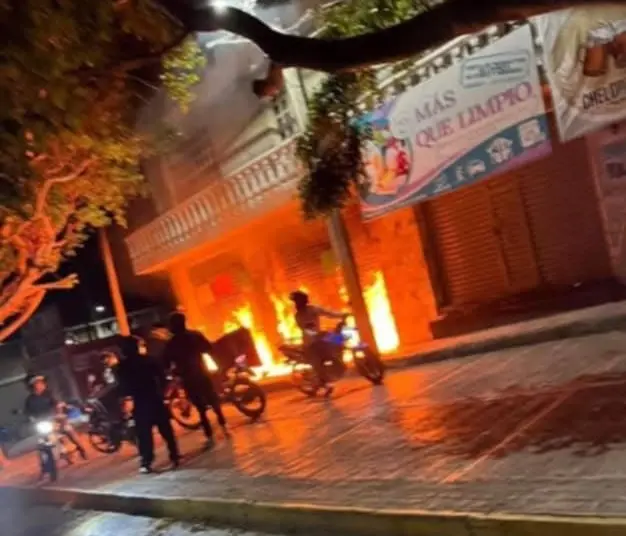 VIDEO Incendan casa y negocio de agresores del vendedor de frutas Misael en Tehuacán
