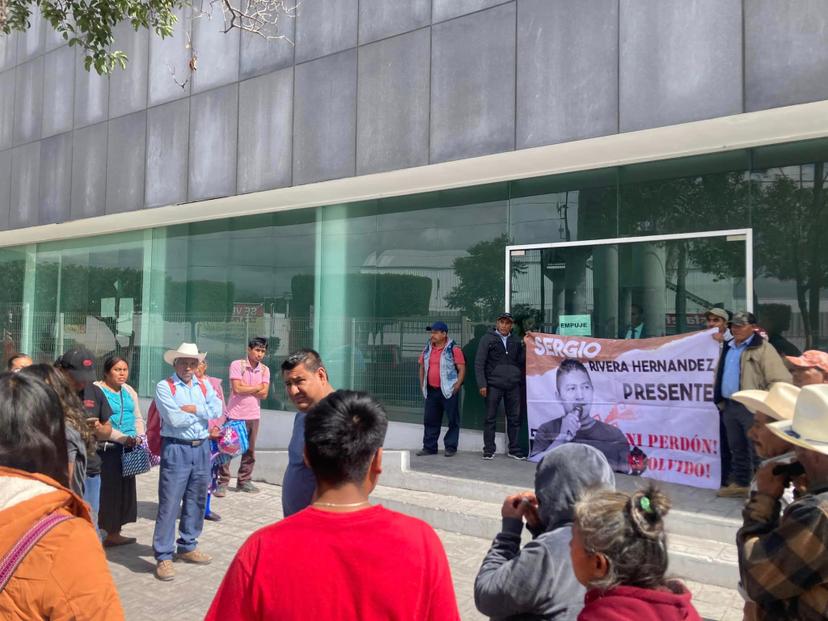 Protestan en Fiscalía para exigir presentación con vida del activista Sergio Rivera