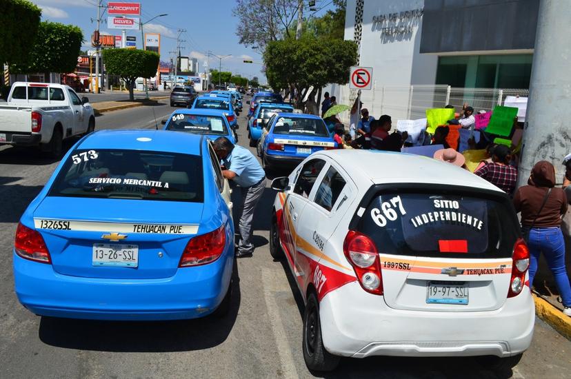 Protestan taxistas para liberar de reporte de robo a unidad en Tehuacán