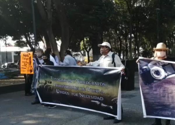 Fotógrafos protestan y demandan apoyos a Ayuntamiento de Puebla