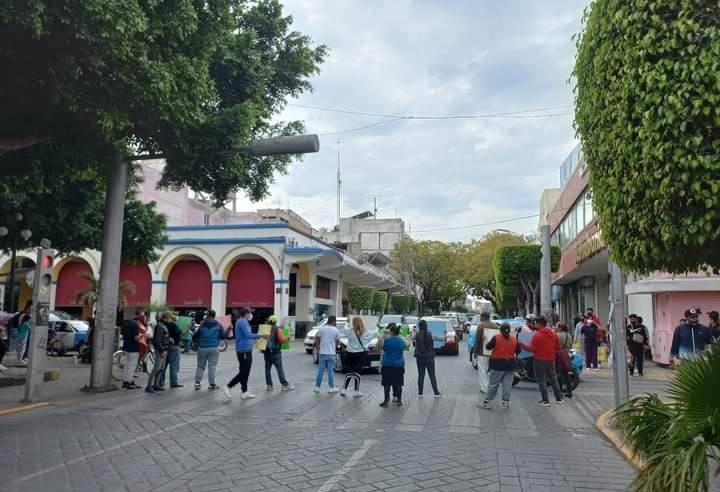 Ambulantes bloquean vialidades y denuncian hostigamiento de autoridades en Tehuacán