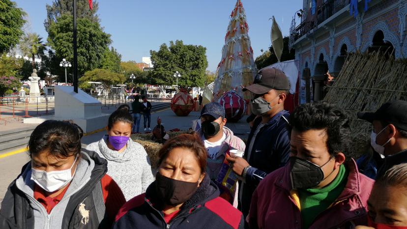 Vendedores instalados en bazar navideño en Tehuacán protestan contra decreto