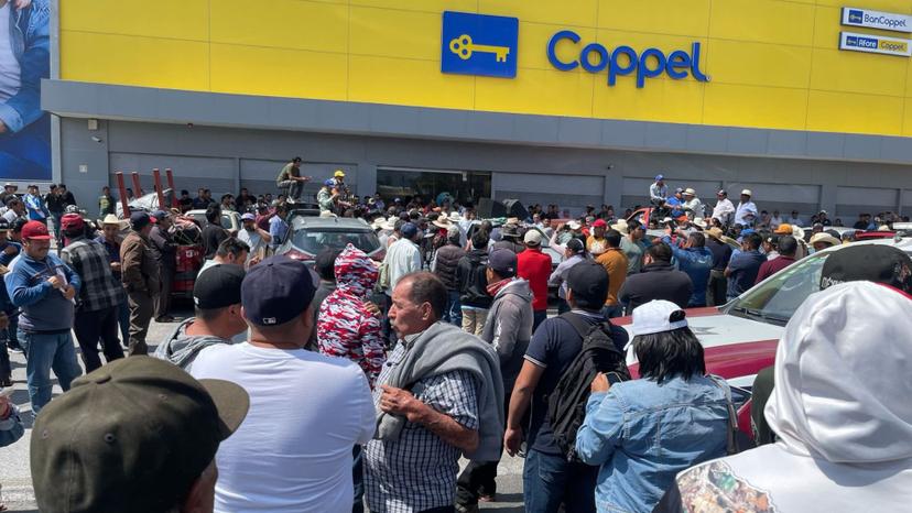 En Tehuacán, ciudadanos vuelven a bloquear entradas a sucursales de Coppel  