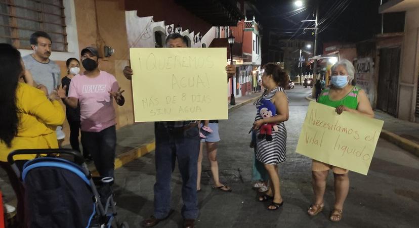 Cierran calles en Huauchinango en protesta por falta de agua