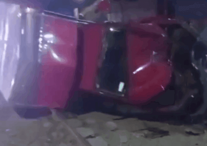 Camioneta es arrastrada por tren tras invadir el derecho de vía en Xochimehuacan