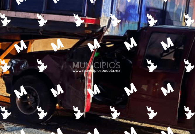 Conductor resulta con lesiones graves tras impactarse contra tráiler en Tehuacán