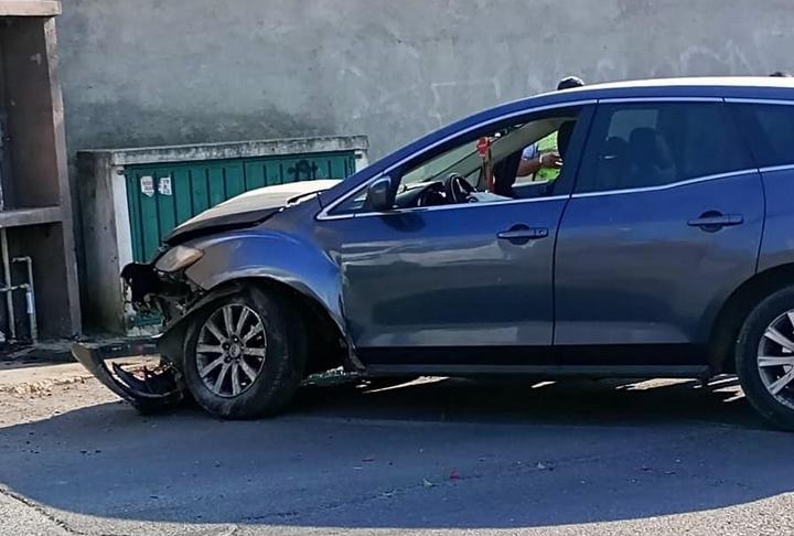 Chocan camioneta de lujo frente a Casas Geo en Atlixco