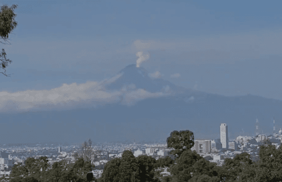 Popocatépetl amanece con constante fumarola