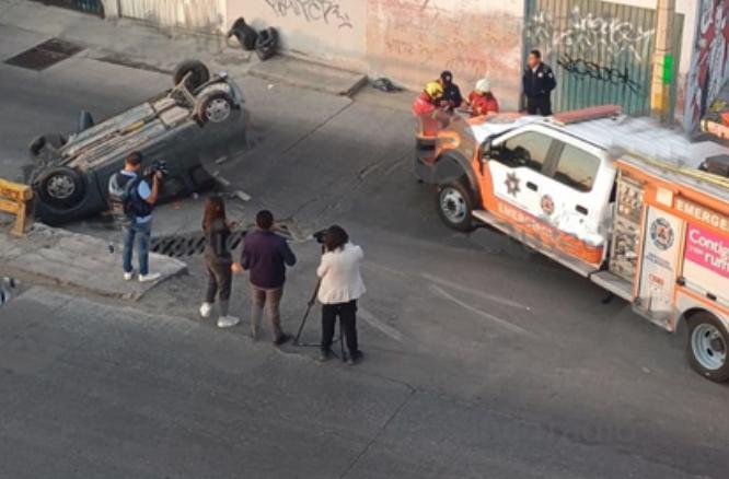 Se vuelca auto en Periférico a la altura de la 4 Sur