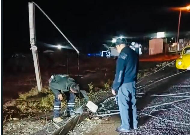 Tiran poste de telefonía en Atlixco y deja sin servicio a decenas de familias 