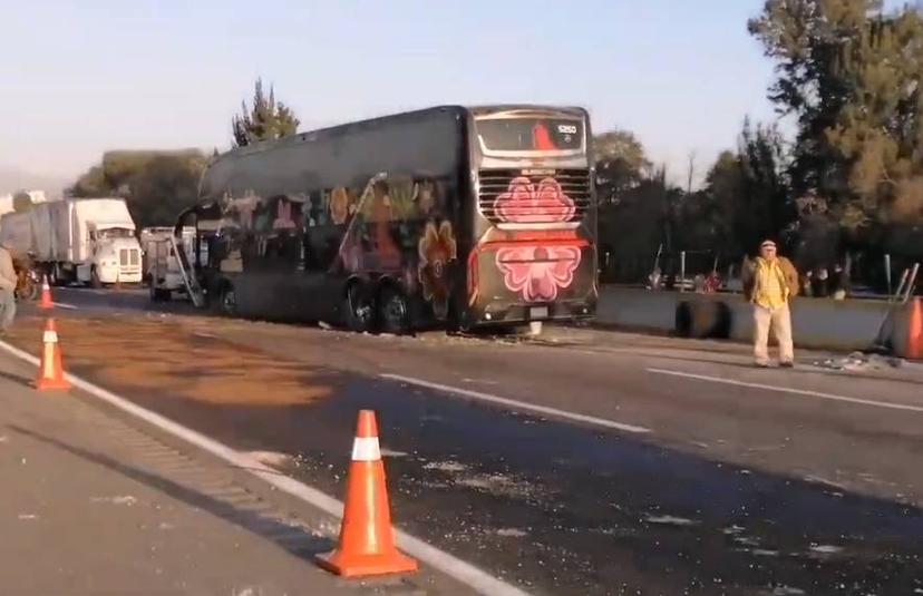 Autobús choca contra muro central de la México-Puebla; hay 6 heridos