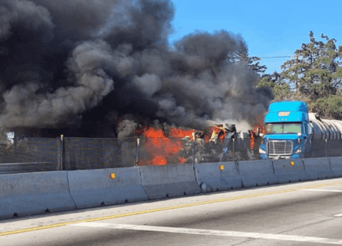 VIDEO Tras accidente en la Puebla-Orizaba dos unidades de carga pesada se incendian