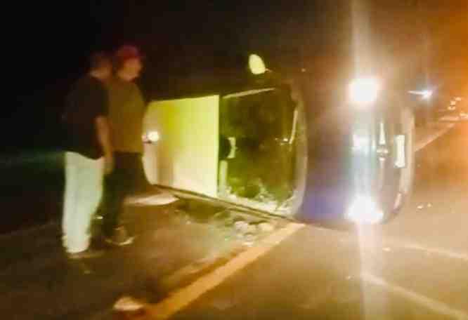 Exceso de velocidad genera volcadura de auto en Atlixco