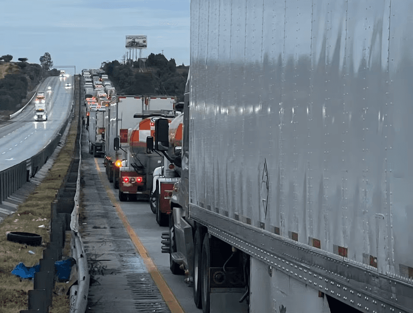 Transporte de carga congestiona la autopista México-Querétaro