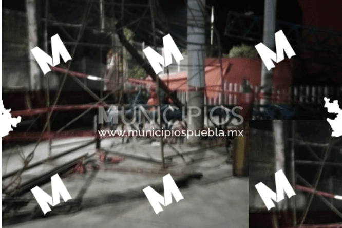 Cae estructura encima de dos hombres en Hueytamalco