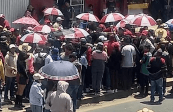 Pobladores bloquean la carretera federal Puebla-Tehuacán en Cuapiaxtla de Madero