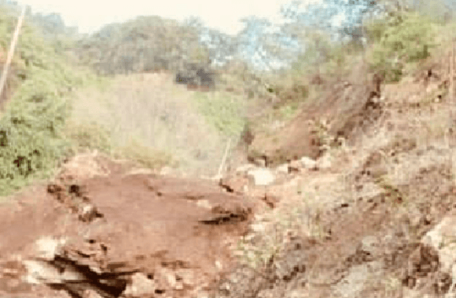 Por lluvias se derrumba ladera y bloquea caminos en Tochimilco