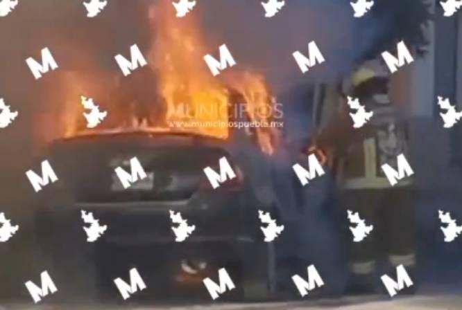 VIDEO Se incendia auto en el centro de Tehuacán 