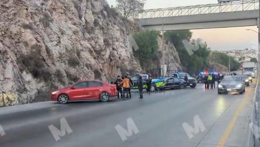 VIDEO Dejan restos humanos junto a auto en el Periférico