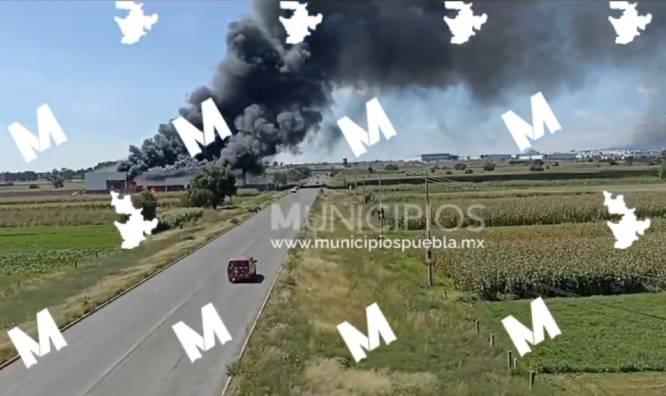 VIDEO Se incendia bodega de reciclaje en bulevar Aeropuerto de Huejotzingo