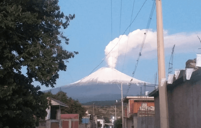 Popocatépetl presenta impresionante fumarola esta mañana 