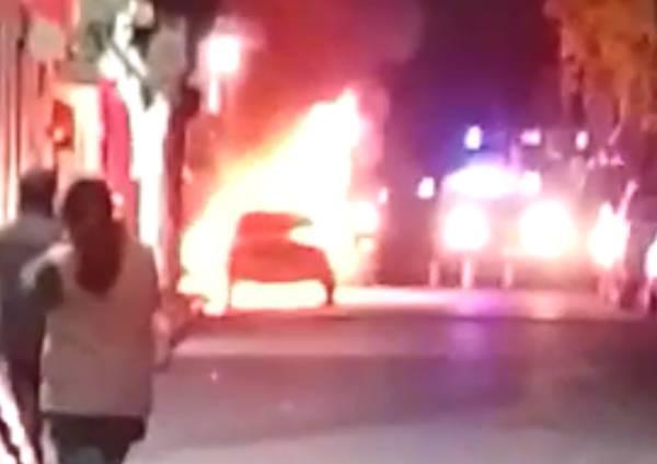 VIDEO Por guerritas de cohetes se calcina vehículo en calles de Huejotzingo