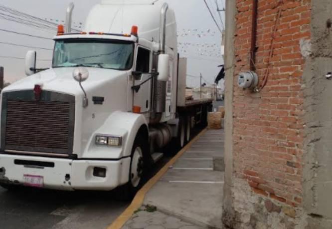 Con patrulla clonada de la Guardia Nacional roban tractocamión en Tepeaca
