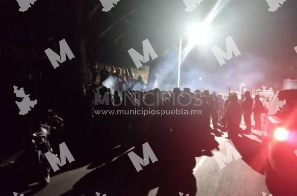 VIDEO Vecinos de Tlahuapan intentan quemar vivo a presunto ladrón