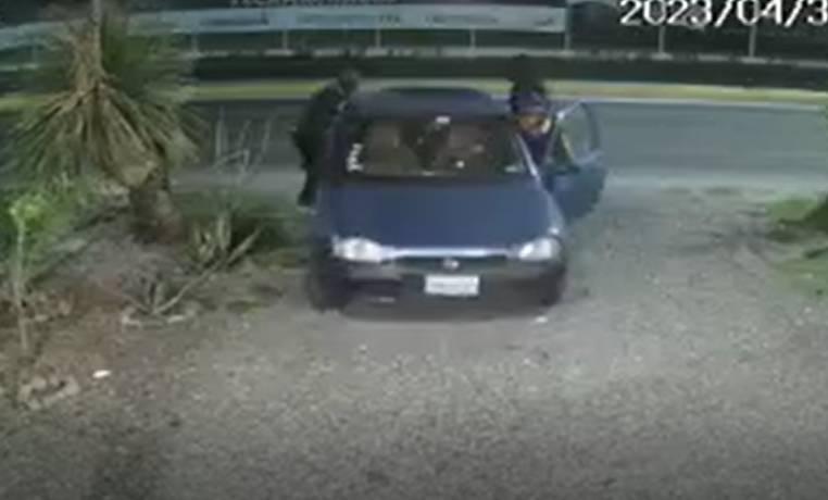 A empujones se roban otro auto en Tecamachalco