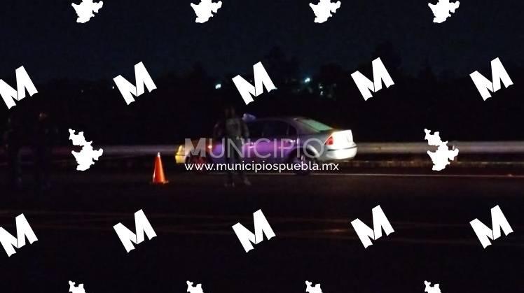 Hallan cadáveres de dos hombres ejecutados en auto sobre la Puebla-Tlaxcala