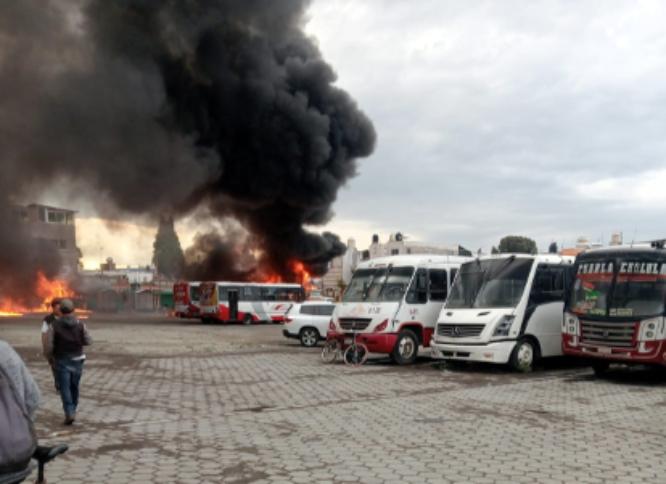 VIDEO Se incendia terminal de los Directos en San Pedro Cholula