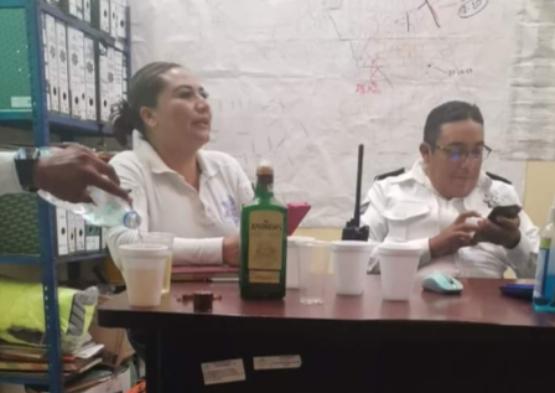 Captan a policías de Tránsito de Ajalpan consumiendo bebidas alcohólicas en oficinas