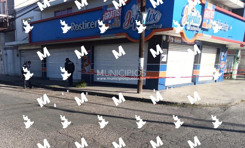 Sujetos asaltan negocio en Apizaco y se genera balacera