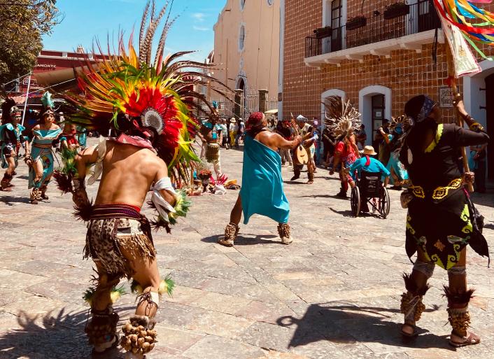 Cientos de personas en Atlixco siguen recibiendo a la primavera con bailes y buena vibra