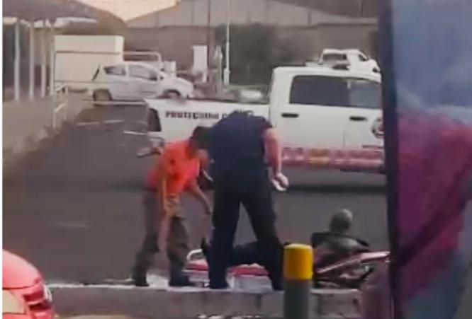 Paramédico salva a adulto mayor tras ataque de abejas en Soriana Atlixco