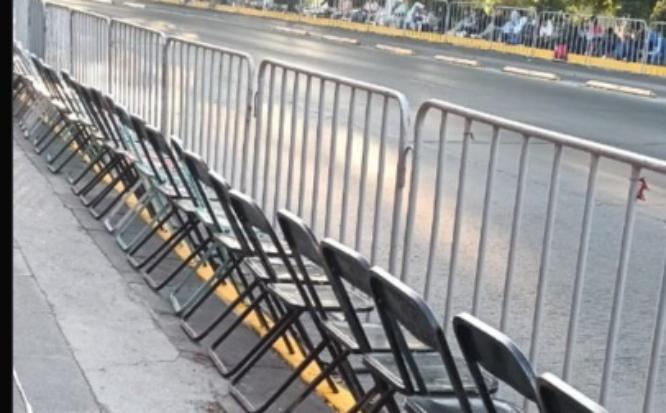 Se registran cobros de hasta 250 pesos por una silla para ver el desfile del 5 de Mayo