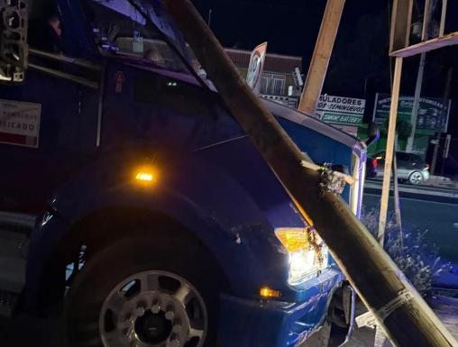 Ladrón roba tráiler y es recuperado tras chocar contra un poste en Tecamachalco 
