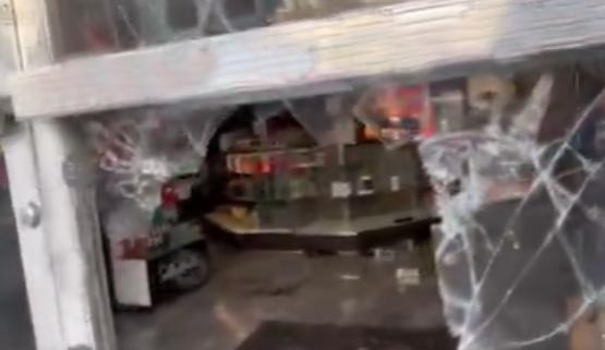 Tras cristalazo roban perfumes de alta gama en Sanborns del Centro Histórico