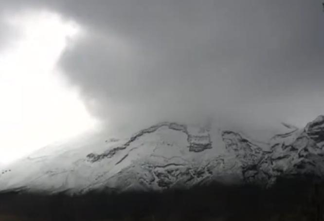 VIDEO El Popocatépetl amanece cubierto de nieve este domingo
