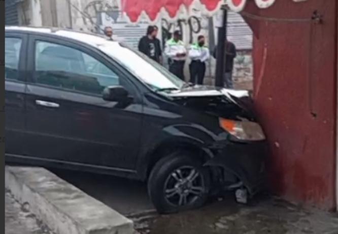 Por esquivar bache auto se va contra vivienda en Izúcar