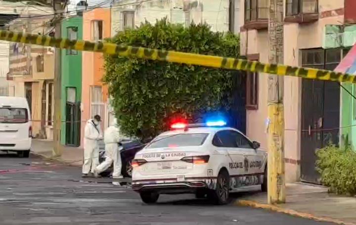 Ejecutan de 9 balazos a mujer dentro de su vehículo en la colonia Alseseca de Puebla