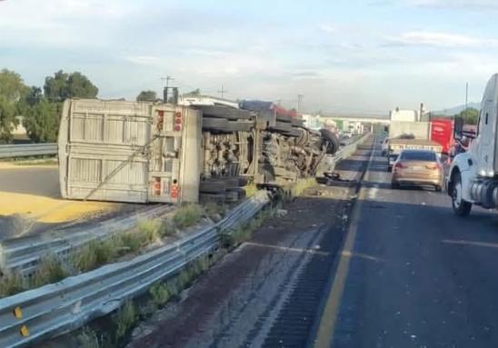 Volcadura de tráiler cargado con maíz provoca tráfico en la Puebla-Orizaba 