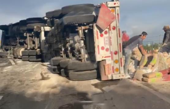 Se vuelca tráiler en la Puebla–Tehuacán; reportan un lesionado
