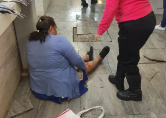 VIDEO Se despega el piso del Mercado en Texmelucan y genera accidentes