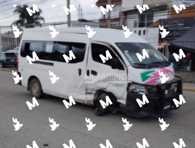 Choque entre auto y combi en Amozoc deja 7 lesionados