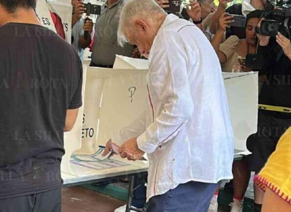 AMLO acude a votar en histórica elección judicial desde Chiapas
