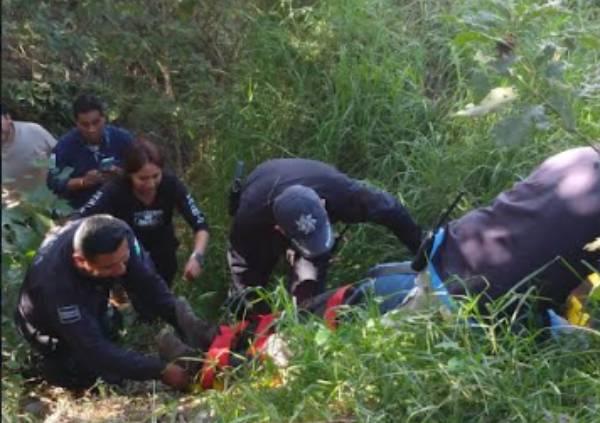 Rescatan a abuelito tras caer a barranca en Chiautzingo